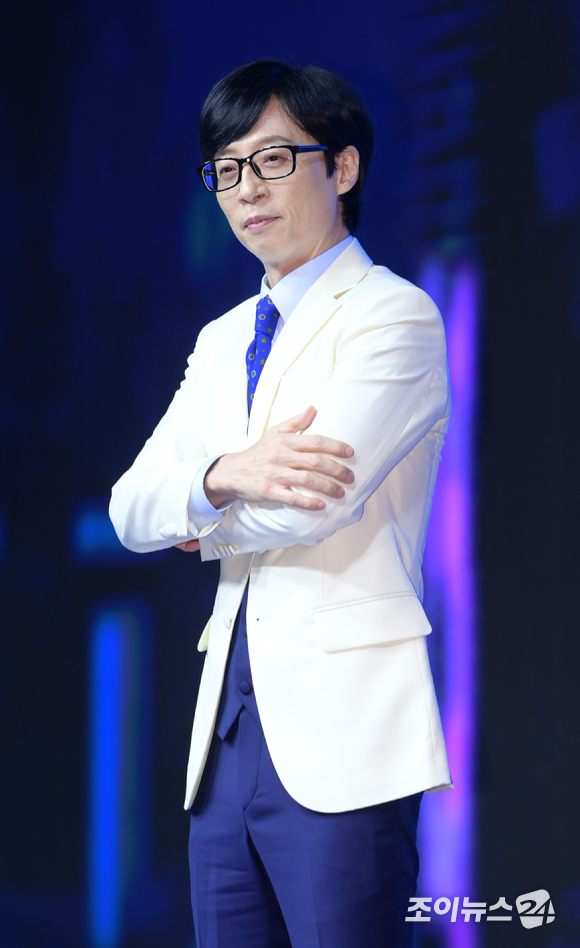 (왼쪽부터)유재석-권유리-이광수가 6일 오전 서울 중구 소공동 웨스틴 조선 호텔 그랜드볼룸에서 열린 디즈니+ 오리지널 예능 '더 존: 버텨야 산다' 제작발표회에서 포토타임을 갖고 있다. [사진=정소희 기자]