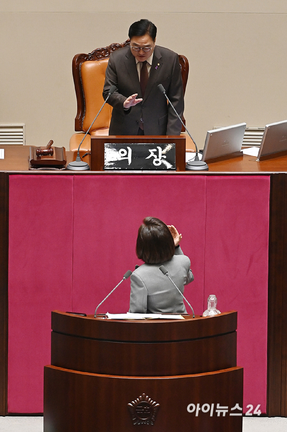 우원식 국회의장이 9일 서울 여의도 국회에서 열린 제429회국회(정기회) 제16차 본회의에서 가맹사업거래의 공정화에 관한 법률 일부개정법률안에 대한 필리버스터를 하기 위해 나온 나경원 국민의힘 의원이 의제와는 관련없는 발언을 이어가자 이에 대해 항의하고 있다. [사진=곽영래 기자]