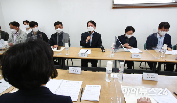 안철수 대통령직인수위원회 위원장이 10일 서울 종로구 통인시장 고객만족센터에서 열린 소상공인-자영업자 현장 방문 감담회에서 모두발언을 하고 있다. [사진=김성진 기자]