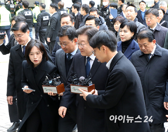 이재명 더불어민주당 대표가 25일 서울 서초구 중앙지방법원에서 열린 위증교사 혐의 사건 1심 선고공판에 출석하고 있다. [사진=사진공동취재단]