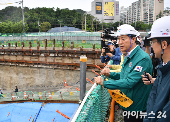 오세훈 서울시장과 박준희 관악구청장이 20일 오후 서울 관악구 신림공영차고지에서 여름철 풍수해 대비 주요현장 및 방재시설 점검을 하고 있다. [사진=곽영래 기자]