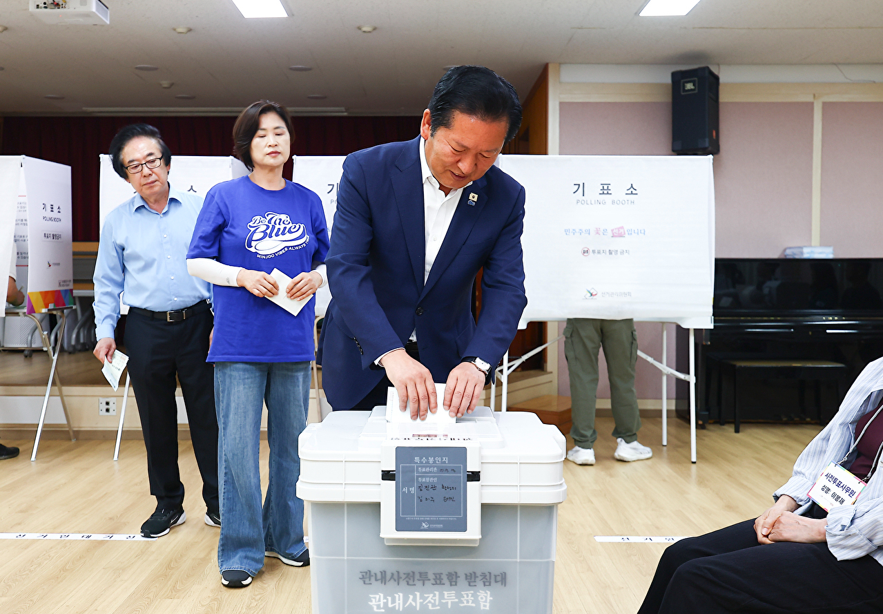 더불어민주당 정청래 총괄상임선거대책위원장이 29일 서울 마포구 성산2동 주민센터에 마련된 제9회 전국동시지방선거 사전투표소에서 투표하고 있다. 2026.5.29 [공동취재] [사진=연합뉴스]