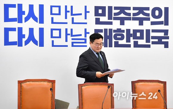 박찬대 더불어민주당 당대표 직무대행이 겸 원내대표가 15일 오전 서울 여의도 국회에서 열린 원내대책회의에 참석하고 있다. [사진=곽영래 기자]