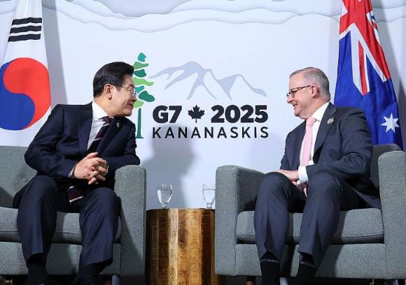 51차 주요 7개국(G7) 정상회의에 참석한 이재명 대통령이 16일(현지시간) 캐나다 앨버타주 캘거리의 한 호텔에서 앤서니 앨버니지 호주 총리를 만나 한·호주 정상회담을 하며 악수하고 있다. [사진=연합뉴스]