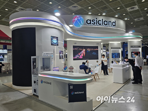 이종민 에이직랜드 대표가 지난 14일 서울 강남구 코엑스에서 열린 '반도체대전(SEDEX 2026)'에서 아이뉴스24와 만나 인터뷰하고 있다. [사진=권서아 기자]