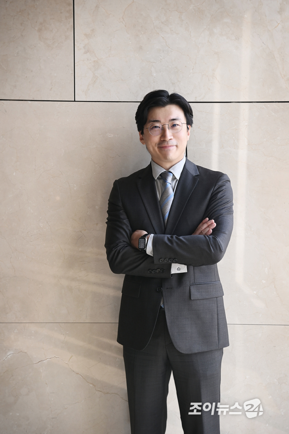 '제2회 아이뉴스24 소셜D·N·A혁신상' 시상식에서 대상을 수상한 이주완 메가존클라우드 대표가 2일 아이뉴스24와의 인터뷰에 앞서 포즈를 취하고 있다. [사진=정소희 기자]