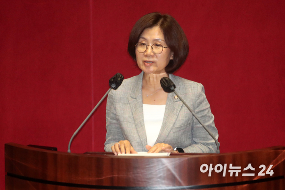 국회 여성가족위원장으로 선출된 권인숙 의원이 22일 서울 여의도 국회에서 열린 본회의에서 당선인사를 하고 있다. [사진=김성진 기자]