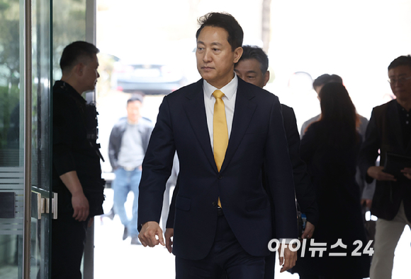 오세훈 서울시장이 1일 오전 서울 서초구 서울중앙지법에서 열린 여론조사 대납 의혹 사건 1심 속행 공판에 출석하고 있다. [사진=사진공동취재단]