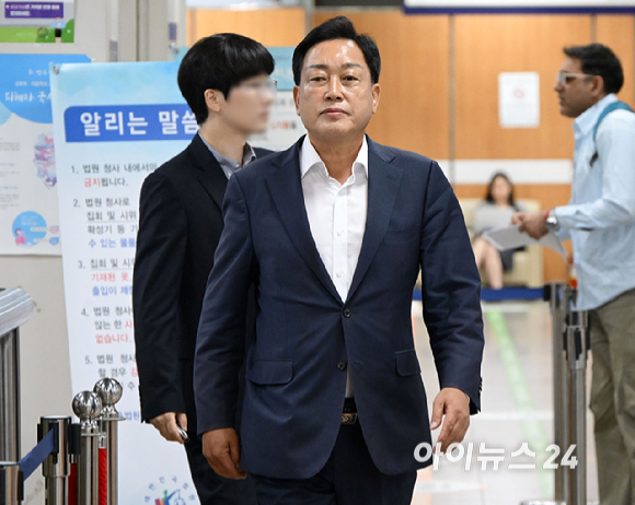 양평 공흥지구 특혜 의혹을 받는 김선교 국민의힘 의원이 15일 서울 서초구 서울중앙지방법원에서 열린 공판에 출석하고 있다. [사진=사진공동취재단 ]
