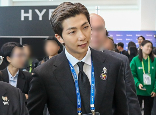 경주 예술의전당에서 열린 'APEC CEO 서밋' 개회식에 참석한 방탄소년단 RM이 하이브 홍보부스를 관람하고 있다. [사진=하이브]