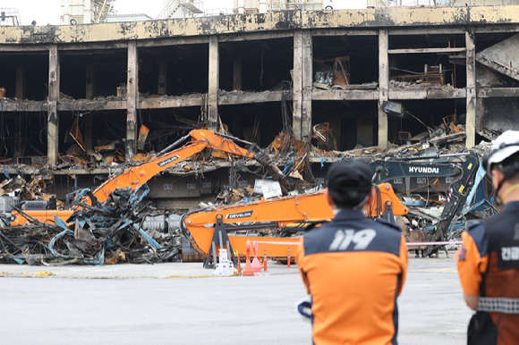 20일 오전 광주 광산구 금호타이어 광주공장에서 불이 난 건물을 철거하기 위해 잔해 정리 작업이 이뤄지고 있다. [사진=연합뉴스]