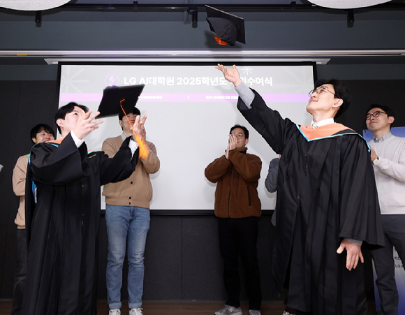 LG는 지난 3일 서울 마곡에 위치한 LG AI대학원에서 사내 과정 마지막 학위수여식을 진행했다.(앞줄 왼쪽에서 4번 째부터) 신윤호 LG유플러스 선임, 임우형 LG AI연구원 공동연구원장, 나영탁 LG전자 책임연구원.) [사진=LG]