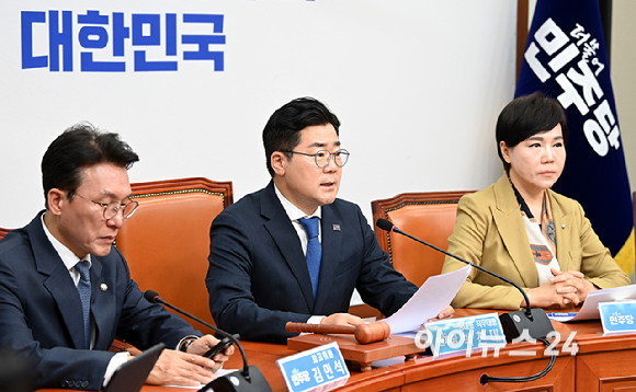 박찬대 당대표 직무대행 겸 원내대표가 25일 오전 서울 여의도 국회에서 열린 최고위원회의에서 발언하고 있다. [사진=곽영래 기자]