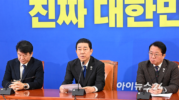 김병기 더불어민주당 원내대표가 30일 서울 여의도 국회에서 열린 원내대책회의에 사퇴의사를 밝히고 있다. [사진=곽영래 기자]