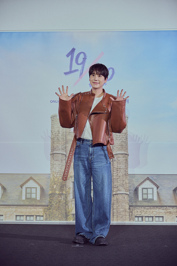 6일 CGV 용산 아이파크몰에서 넷플릭스 신작 예능 '19/20'(열아홉 스물)의 제작발표회가 열렸다. 이 자리에서 규현이 "연애 프로그램 MC로 '진정한 덕업일치'를 이뤘다"고 말했다. 규현이 카메라 앞에서 포즈를 취하고 있다.[사진=넷플릭스]