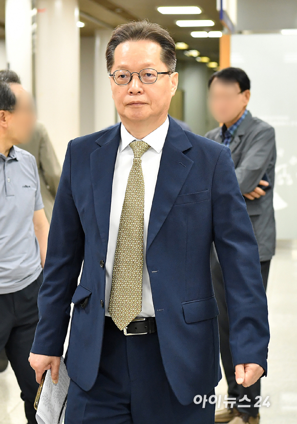 직권남용 권리행사 방해 혐의를 받는 이은우 전 한국정책방송원(KTV) 원장이 26일 서울 서초구 서울중앙지방법원에서 열린 1심 선고를 마친 후 법원을 나서고 있다. [사진=곽영래 기자]