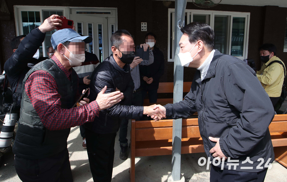 윤석열 대통령 당선인이 15일 경북 울진군 북면 부구3리마을회관에서 산불 피해 이재민들과 간담회 마친 후 지역 주민들과 인사하고 있다. [사진=국회사진취재단]