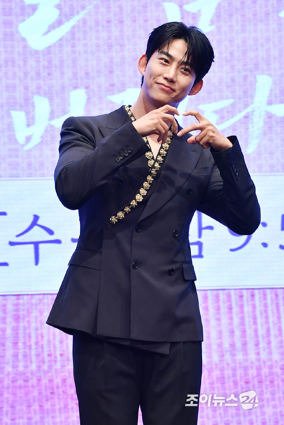 그룹 2PM 옥택연이 11일 오후 서울 구로구 신도림동 더세인트에서 진행된 KBS2 새 수목드라마 '남주의 첫날밤을 가져버렸다' 제작발표회에 참석해 포즈를 취하고 있다. [사진=문수지 기자]
