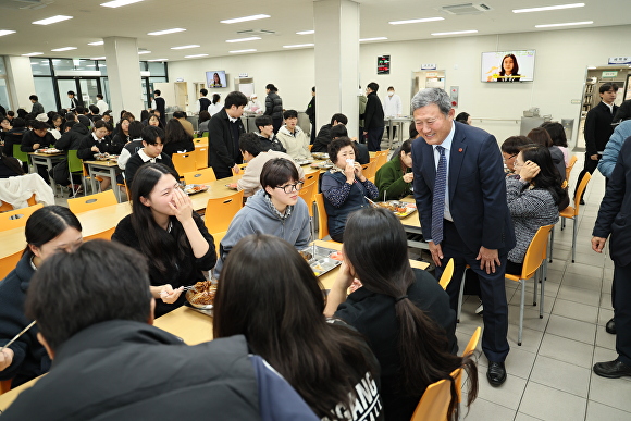 김완근 제주시장이 제주중앙고 학생들을 만나고 있다. [사진=제주시]