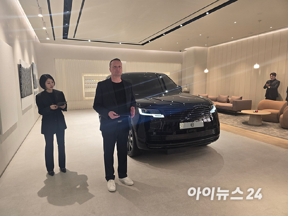 닐 메일링(Neil Mayling) JLR 글로벌 비스포크 담당자가 2일 서울 강남구 천일오토모빌 랜드로버 강남전시장에서 '레인지로버 SV 블랙'과 SV 비스포크 스튜디오에 대해 설명하고 있다. [사진=김종성 기자]