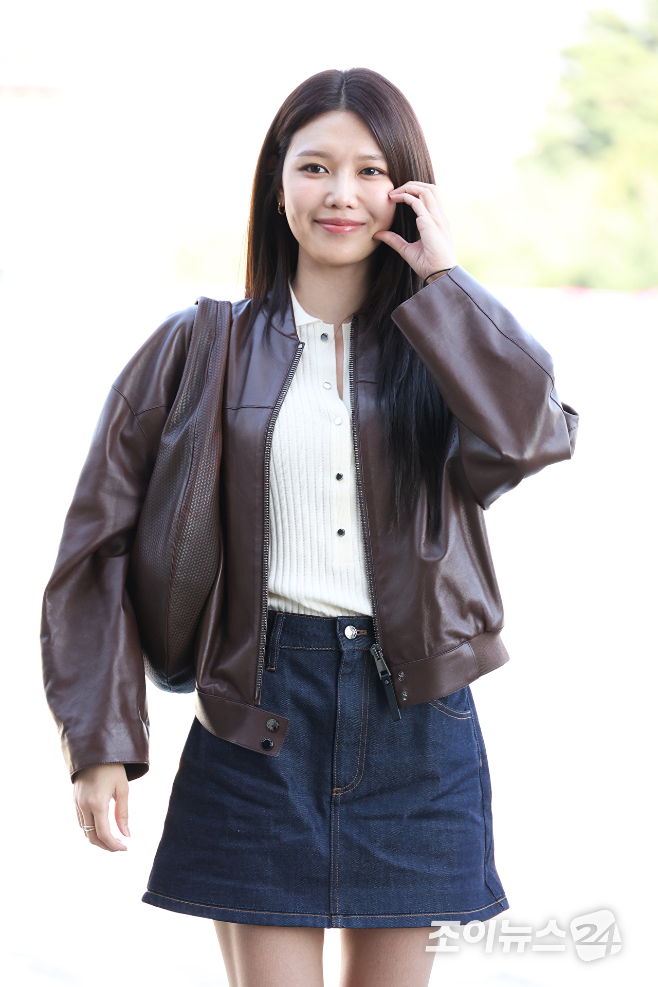 그룹 소녀시대 수영이 14일 오후 화보 촬영 차 김포국제공항을 통해 일본 도쿄로 출국하고 있다. [사진=문수지 기자]