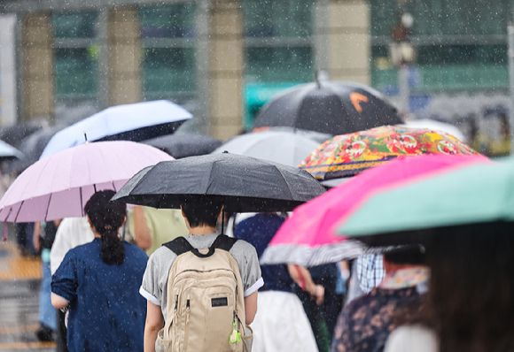 28일 동대구역 광장에서 시민들이 우산을 쓰고 이동하고 있다. [사진=연합뉴스]