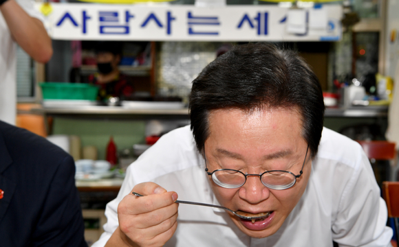 이재명 더불어민주당 당대표가 2일 오전 광주 서구 양동시장 한 국밥집에서 식사를 하고 있다. [사진=뉴시스]