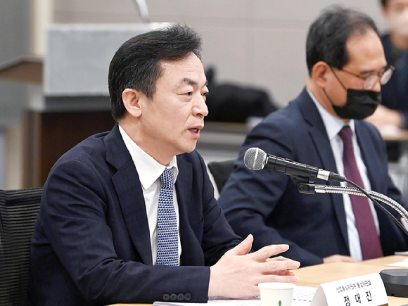 정대진 산업통상자원부 통상차관보가 지난해 12월 서울 중구 대한상공회의소에서 열린 '한-사우디 경제협력 민관추진위원회 실무지원단 회의'에 참석해 발언하고 있다. [사진=산업통상자원부]