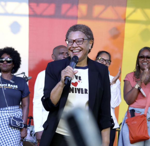 11일(현지시간) 미국 로스앤젤레스(LA)의 최초 여성 시장인 캐런 배스(69) 시장이 노숙자 주택 문제를 해결하기 위해 비상사태를 선포했다. [사진=캐런 배스 SNS ]