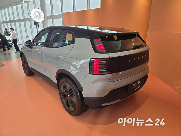 볼보 'EX30 크로스컨트리(CC)' 정측면. [사진=김종성 기자]