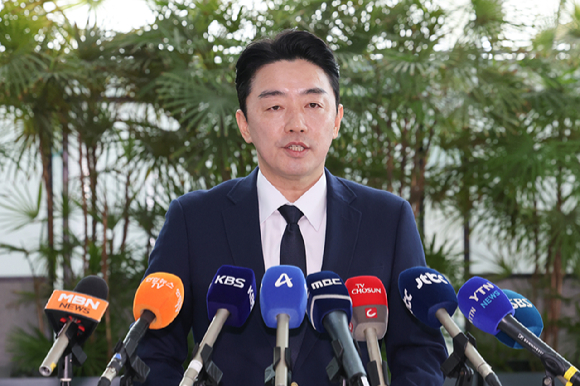 전략경제협력 특사로 임명된 강훈식 대통령 비서실장이 19일 인천국제공항 제1터미널에서 독일 프랑크푸르트 출국에 앞서 입장을 밝히고 있다. 2025.10.19 [사진=연합뉴스]