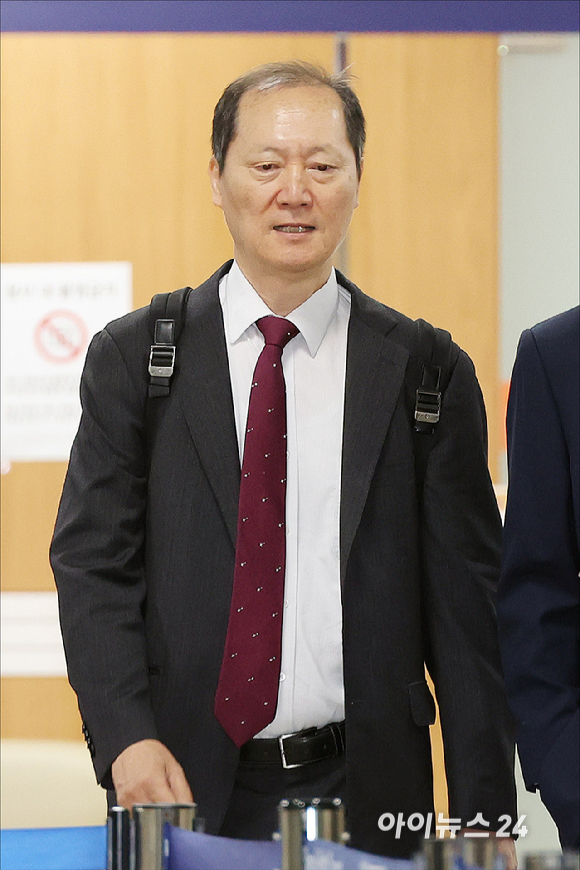 12.3 비상계엄 해제 직후 안가 회동과 관련해 국회에서 위증한 혐의를 받는 이완규 전 법제처장이 27일 오전 서울 서초구 서울중앙지방법원에서 열린 공판에 출석하고 있다. [사진=곽영래 기자]