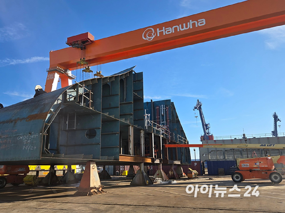 조종우 한화필리조선소장(왼쪽부터), 데이비드 김 필리조선소 CEO, 톰 앤더슨 사장, 알렉스 웡 CSO가 지난22일(현지시간) 필리조선소에서 기자간담회를 진행하고 있다. [사진=최란 기자]