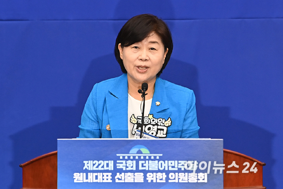 더불어민주당 원내대표 경선에 출마한 서영교 의원이 13일 서울 여의도 국회에서 열린 원내대표 선출 의원총회에서 정견 발표를 하고 있다. [사진=곽영래 기자]