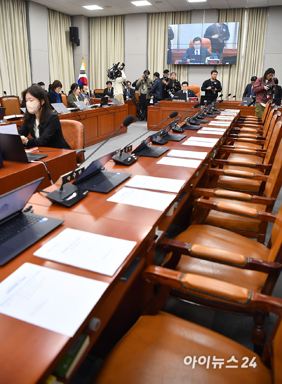 박찬대 국회 운영위원장이 14일 오후 서울 여의도 국회에서 열린 운영위원회 전체회의에서 회의를 주재하고 있는 가운데 국민의힘 의원들의 빈자리가 눈에 띄고 있다. [사진=곽영래 기자]