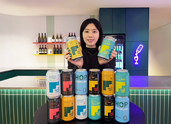 GS25가 와인25플러스를 통해 프리미엄 논알코올 맥주 1탄 '어프리데이'를 론칭했다. [사진=GS25]