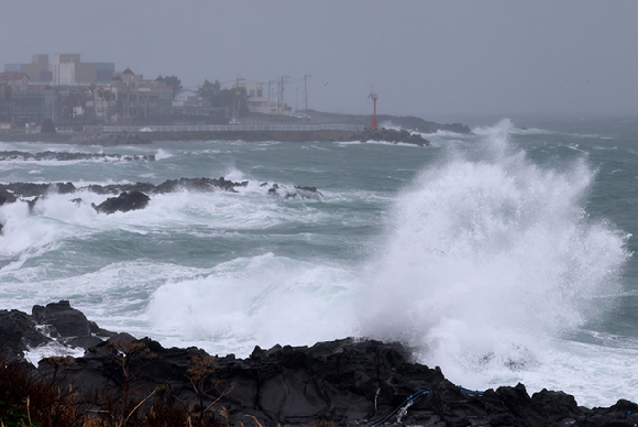 제주 전 해상에 풍랑경보가 내려진 2일 오후 제주시 용담동 해안에 파도가 몰아치고 있다. 2026.3.2 [사진=연합뉴스]