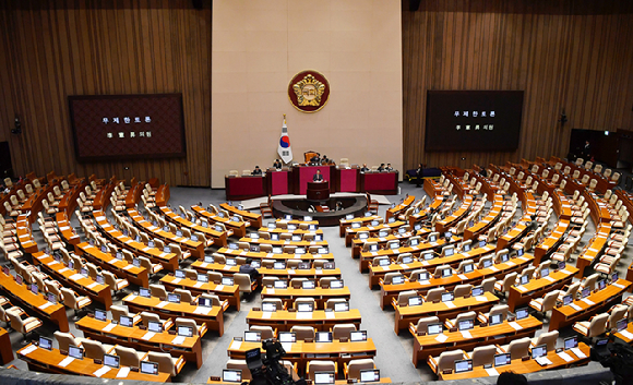 이헌승 국민의힘 의원이 12일 서울 여의도 국회에서 열린 본회의에서 은행법 일부개정법률안에 대한 무제한 토론(필리버스터)을 하고 있다. [사진=곽영래 기자]