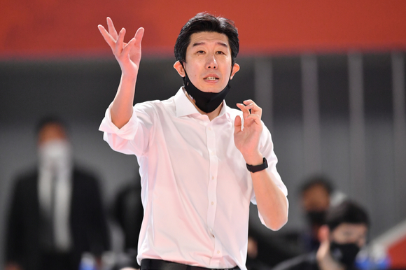 KB손해보험 홍상혁이 8일 열린 삼성화재와 원정 경기 도중 서브 리시브를 시도하고 있다. [사진=한국배구연맹(KOVO)]