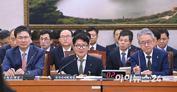 우희종 한국마사회장이 16일 서울 여의도 국회 농림축산식품해양수산위원회 국정감사에서 질의에 답변하고 있다. [사진=곽영래 기자]