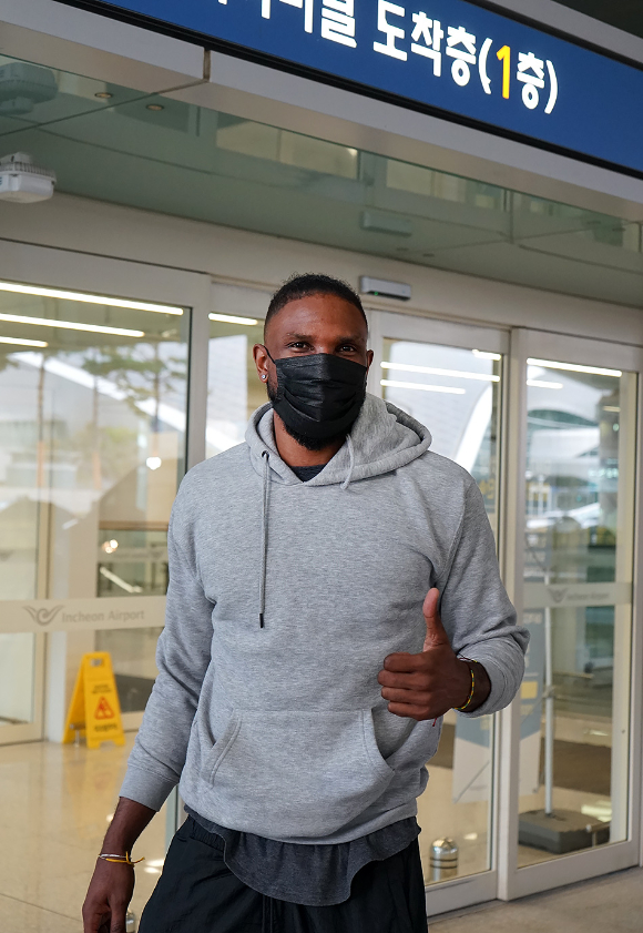 남자 프로배구 현대캐피탈의 새 외국인 선수 로날드 히메네스가 28일 인천국제공항을 통해 입국했다. [사진=현대캐피탈]