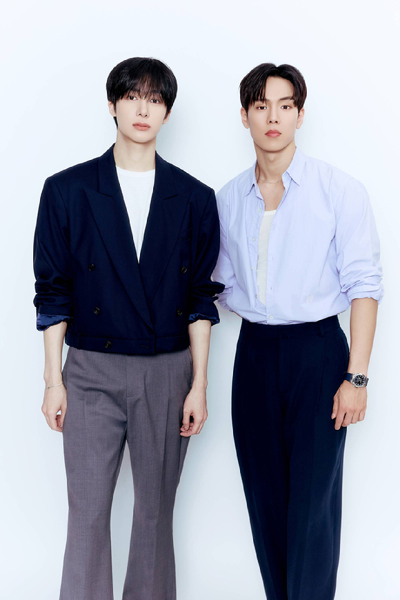 몬스타엑스 유닛 셔누X형원이 최근 서울 강남구 스타쉽엔터테인먼트 사옥에서 진행된 신보 발매 기념 인터뷰에서 포즈를 취하고 있다. [사진=스타쉽엔터테인먼트]
