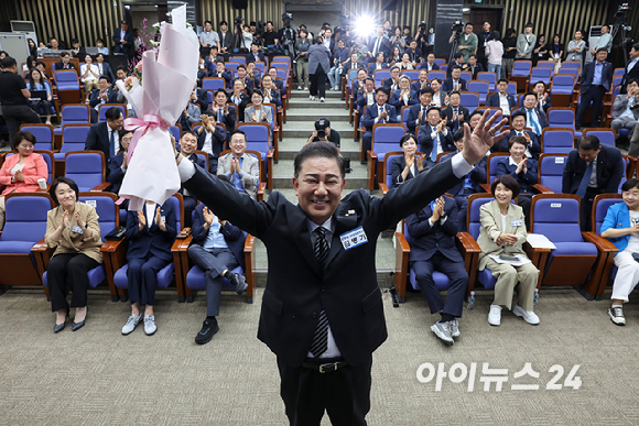 국민의힘 김용태 비상대책위원장과 권성동 원내대표가 11일 이재명 대통령의 공직선거법 위반 사건의 파기환송심을 사실상 무기한 연기한 서울고등법원 앞에서 열린 현장 의원총회를 마무리 하고 있다. [사진=연합뉴스]