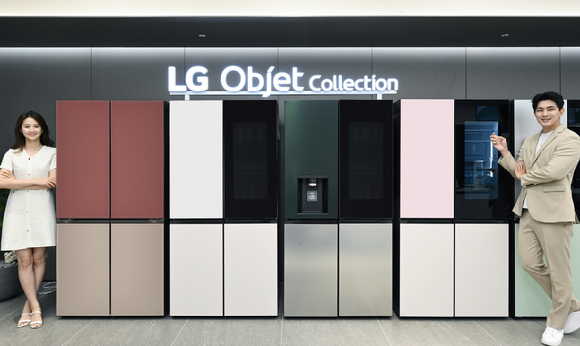 모델이 필요에 따라 디자인과 기능을 선택할 수 있는 LG 오브제컬렉션 상냉장 하냉동 제품들을 소개하고 있다. [사진=LG전자]