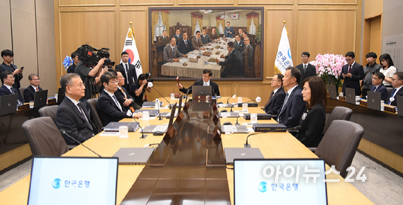 이창용 한국은행 총재가 11일 서울 중구 한국은행 본관에서 열린 금융통화위원회에서 의사봉을 두드리고 있다. [사진=사진공동취재단]