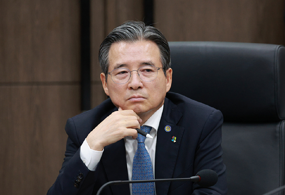 김용범 대통령실 정책실장이 지난달 20일 울산전시컨벤션센터에서 이재명 대통령 주재로 열린 인공지능(AI) 글로벌 협력 기업 간담회에서 정신아 카카오 대표의 발언을 듣고 있다. 2025.6.20 [사진=연합뉴스]