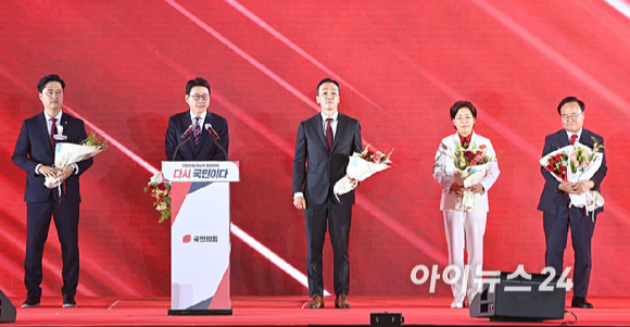 국민의힘 우재준 청년최고위원, 신동욱, 김민수, 양향자, 김재원 최고위원들이 22일 오후 청주 오스코에서 열린 제6차 전당대회에서 기념촬영을 하고 있다. [사진=곽영래 기자]