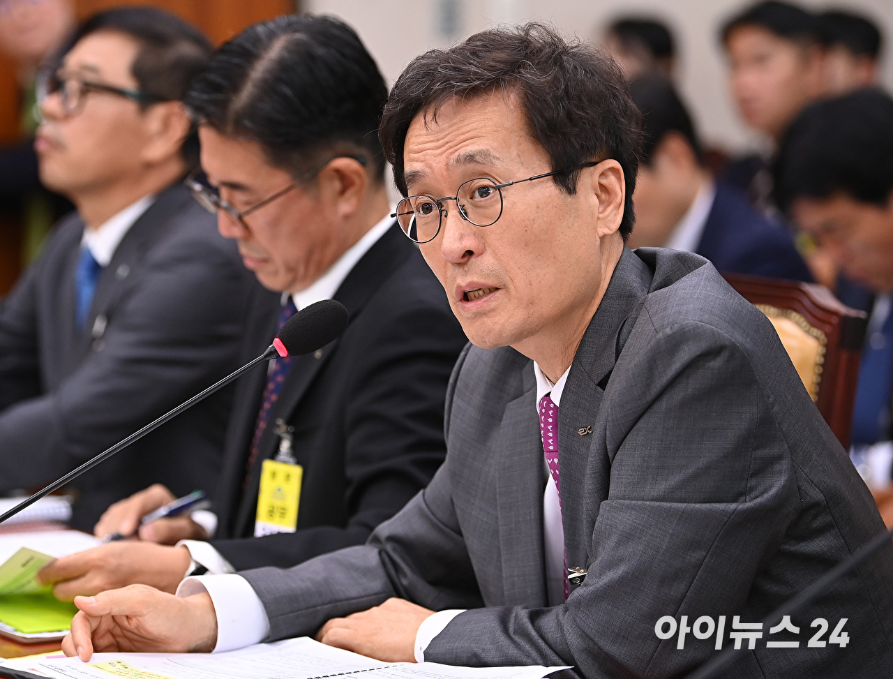 함진규 전 한국도로공사 사장이 현역 시절인 작년 10월 16일 국회 국토교통위원회에서 열린 2025년도 국정감사에서 질의에 답변하고 있다. [사진=곽영래 기자]