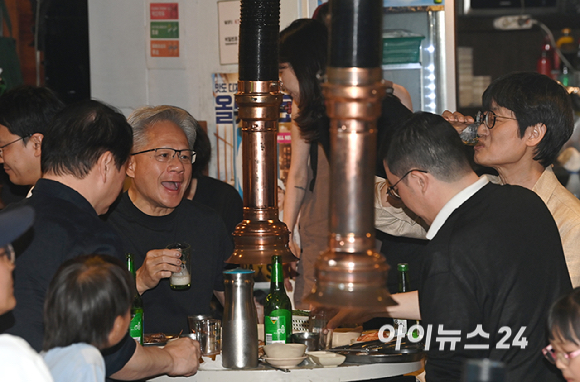 젠슨 황 엔비디아 최고경영자(CEO)가 5일 서울 마포구 서교동의 한 고깃집에서 최태원 SK회장, 구광모 LG회장, 이해진 네이버 의장과 삼겹살 회동을 하고 있다. [사진=곽영래 기자]
