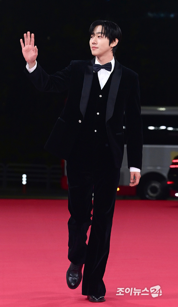 배우 안효섭이 19일 오후 서울 영등포구 여의도 KBS홀에서 열린 제46회 청룡영화상 레드카펫 행사에 참석하고 있다. [사진=정소희 기자]